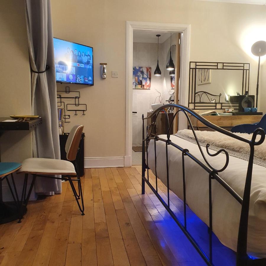 The New Blue Horse Suite At The Grumpy Schnauzer B&B Luxury Private Indoor Hot Tub Breakfast In Bed Airdrie Exterior photo
